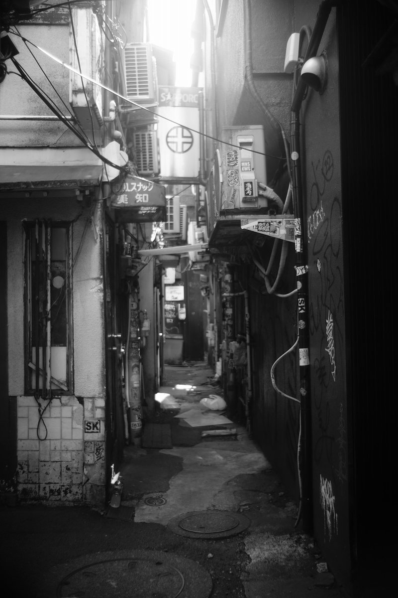 fineweather_har's tweet photo. 三軒茶屋/午後
SONYα7 + P.Angenieux Paris Type R1 35mm f2.5 https://t.co/SX4HjDJG4e