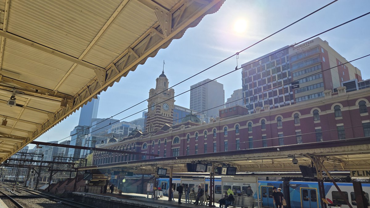 CardinalSam45's tweet photo. Gorgeous afternoon in Melbourne, Australia. https://t.co/wMELx1vYZW