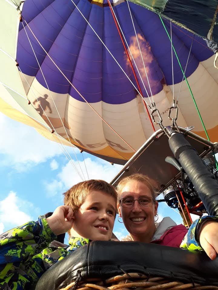 BaJoDiToCo's tweet photo. Herinnering van 7 jaar geleden: ballonvaren met #Dion. Was een cadeau voor zijn verjaardag. Hij ziet ze nog steeds overal in de lucht, al is het een klein puntje 🥰🥰 #Memories

Mooie woensdag, allemaal!!

💛🖤
#ZVGKind
#ZieHun https://t.co/px8m4K9QaH