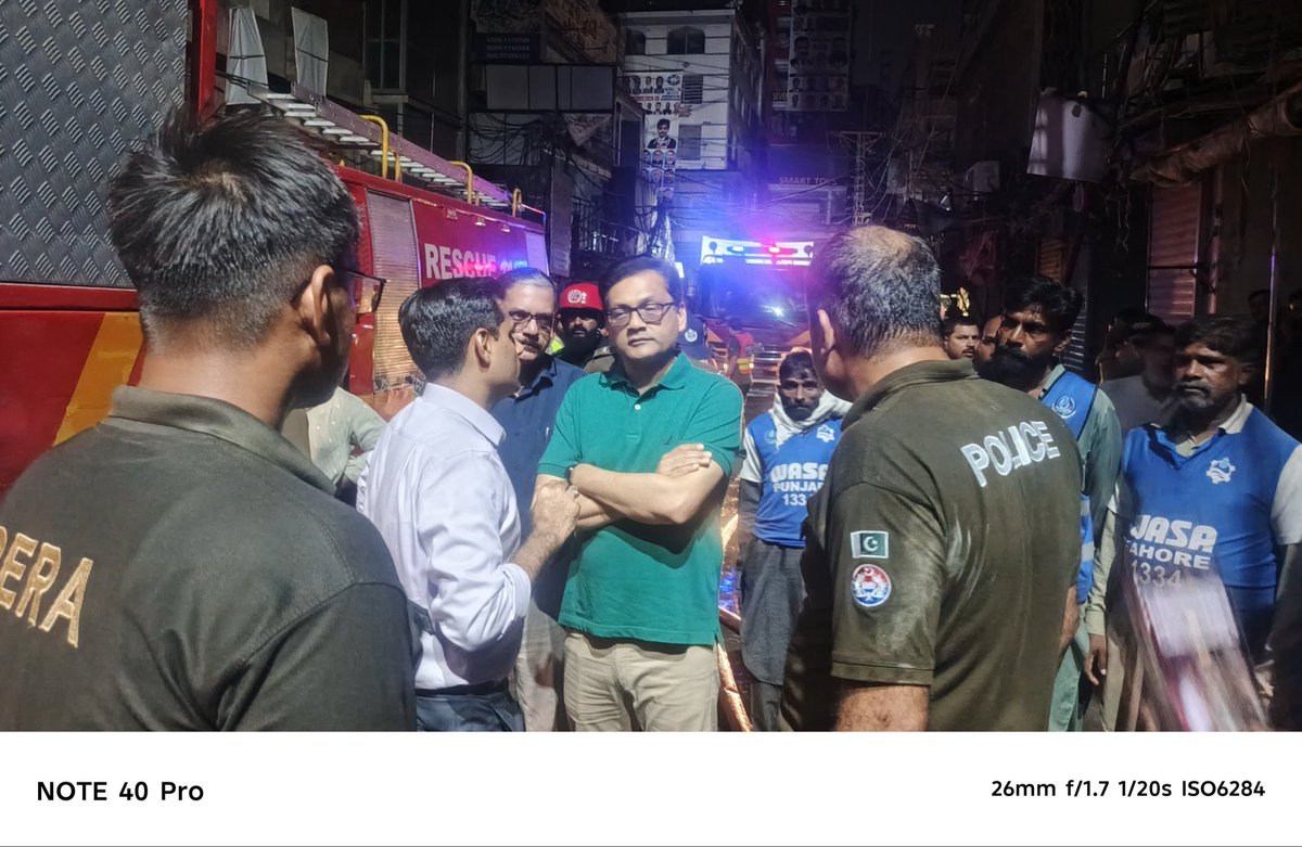 commissionerlhr's tweet photo. لاہور۔رات گئے فاطمہ مارکیٹ 4th منزل ،شاہ عالم میں آتشزدگی کے بڑے حصے پر قابو پاکر آگ کو پھیلنے سے روک دیا گیا۔ 

کمشنرلاہور نعمان یوسف ۔ڈی سی لاہور کیپٹن ر علی اعجاز نے ٹیموں کے ہمراہ تمام ریسکیو پوائنٹس کا جائزہ لیا اور آپریشن کی نگرانی کی۔

آگ بجھانے کا عمل جاری۔ایک دو جگہ پر آگ بجھنے کے بعد دوبارہ  شروع ہوئی ۔آگ بجھانے کیلئے انتہائی تنگ راستہ سے ریسکیو عمل مکمل کیا گیا۔واٹر باوزرز ٹینکرز و فائر بریگیڈ و دیگر مشینری نے بروقت امدادی کاروائی میں حصہ لیا۔ریسکیو 1122کے ساتھ واسا۔پی ایچ اے کے ٹینکرز بھی موقع پر پہنچ گئے تھے”کولنگ کے بعد آتشزدگی وجوہ کا جائزہ لیا جائیگا۔ضلعی انتظامیہ نے محدود ایریا کو بلاک کردیا۔مکمل قابو پانے کے بعد کولنگ کا عمل شروع ہوگا۔“کمشنر لاہور

@MaryamNSharif @GovtofPunjabPK @Marriyum_A @AzmaBokhariPMLN @CS_Punjab