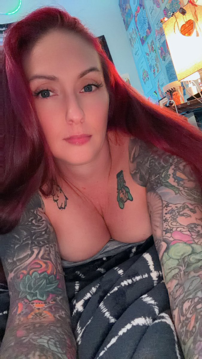 MzPrettyKitY's tweet photo. Bored and alone 😭 https://t.co/69uNSF2mE9