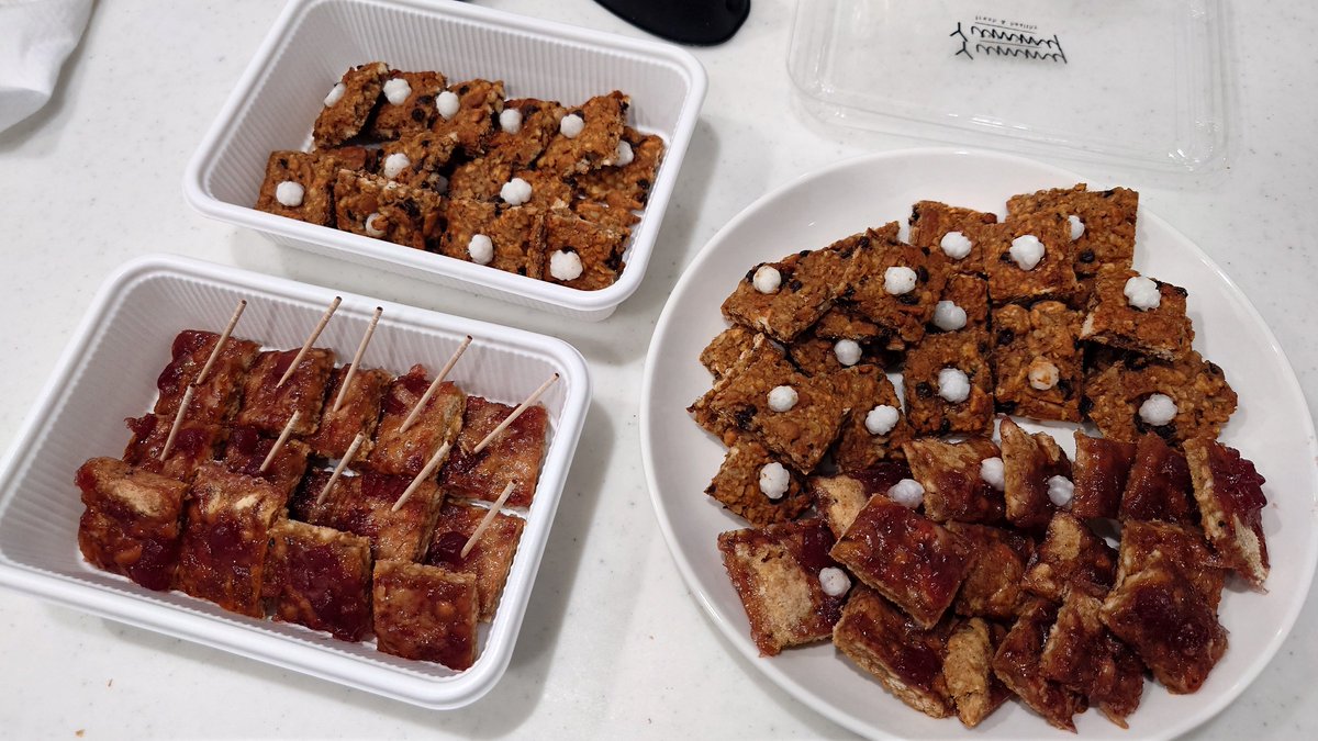 high_lame's tweet photo. 賞味期限切れの乾パンで作ったコーヒー風味のチョコナッツクラッカーとフルーツジャムクッキー https://t.co/BGwWJmpKVz