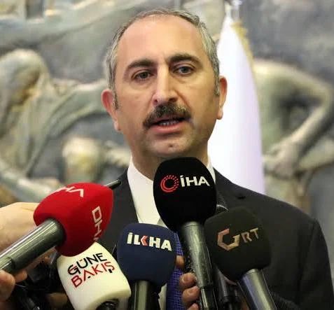 RastiHaber3's tweet photo. AKP’li Gül: Süreçte dış gözlemciye ihtiyaç yok

🔶Abdulhamit Gül, süreçte üçüncü bir tarafa ihtiyaç duyulmadığını, takibin TBMM bünyesinde kurulması planlanan “İzleme Heyeti” tarafından yapılacağını söyledi. Gül, yakın dönemde somut adımlar beklendiğini belirtti.

Heyetin süreci millet adına yakından takip edeceğini, bilgi ve veri toplayacağını, yapıcı öneriler sunacağını ve ihtiyaç halinde yasal düzenleme taleplerini gündeme getireceğini ifade eden Gül, yakın dönemde somut adımların atılmasının beklendiğini söyledi.

Gül, güvenlik ve istihbarat birimlerinin sahada yüksek hassasiyetle görevlerini sürdürdüğünü belirtti.
