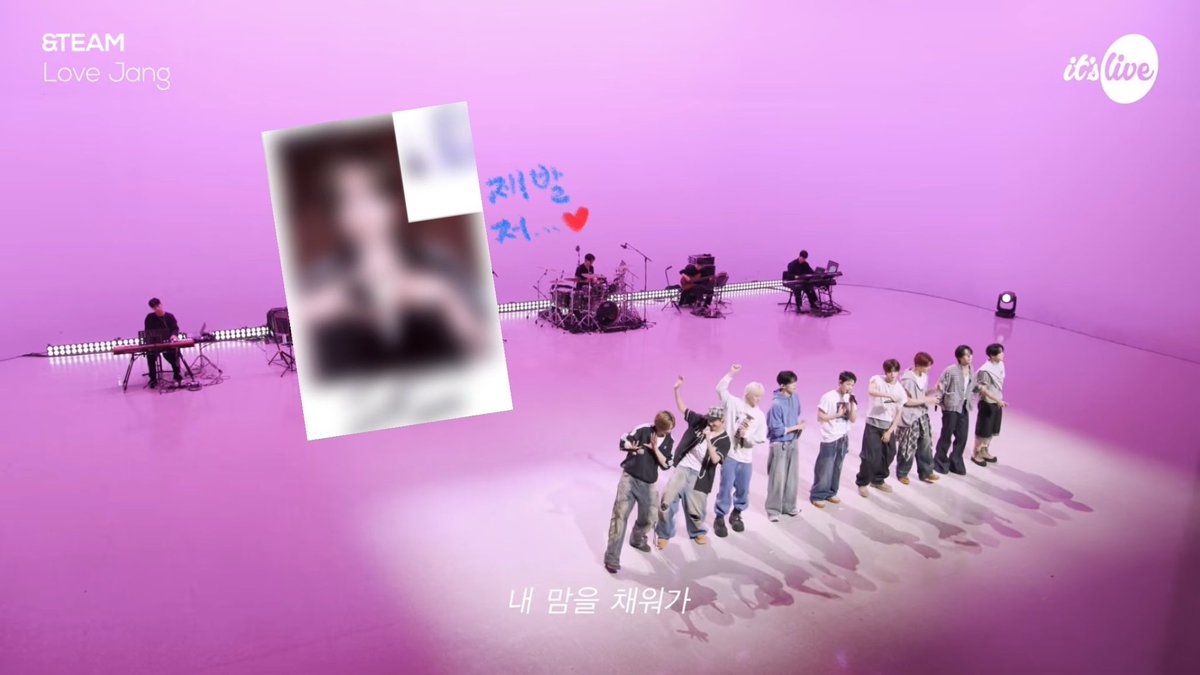 murataaeeeog's tweet photo. #itsLive_event_andTEAM
드디어 앤팀이 잇츠라이브에…🥹 그것도 러브장이라니..!!!!!! 제 이번 앨범 최애곡을 밴드 라이브로 들을 수 있다니… 나 너무 좋은 삶을 살고 있잖아?💓💓 멤버들의 스타일링도 곡과 맞게 잘 입혀주시고 조명도 핑크핑크해서 완전…👍 리더즈 둘이서 같이 놀고 있는 부분을 보는 순간 저는 기절했습니다…😭 너무 좋아서요 눈과 귀 둘 다 호강하게 해준 잇츠라이브 사랑해~~🫶🫶 ‘후마’ 폴라 나에게로…🩶

잇츠라이브❤️앤팀❤️나