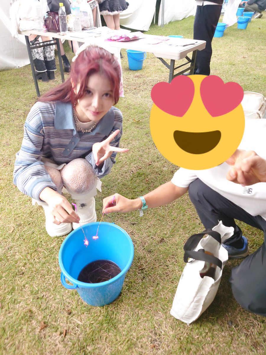FINMIYU1006's tweet photo. 線香花火の写真、Luunaさんがめっちゃ合成されてるように見える笑
これが僕のXperiaの限界か😢
あの、本当に線香花火一緒にしたんです笑
合成ではありません笑
ま、まぁLuunaさんが神々しすぎるということで笑
＃みてみてるうたん
＃最終未来少女 https://t.co/yMiKXfooU2