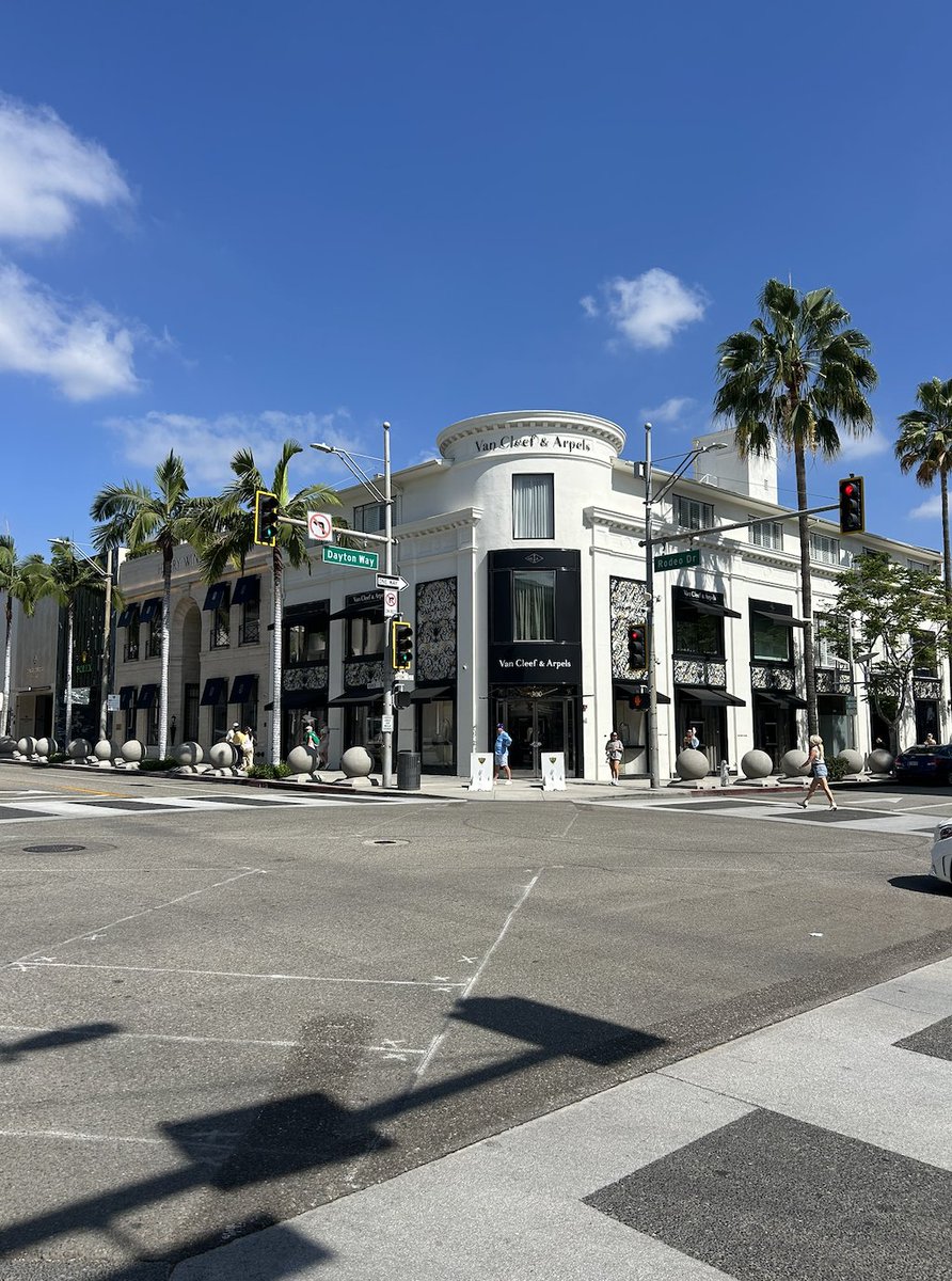 internpierre's tweet photo. A Louis Vuitton sales associate on Rodeo Drive told me foot traffic & sales at the store are down almost 30%
Scott Bessent says the K-shaped economy is over
I just did store checks at 12+ luxury boutiques in Beverly Hills. It is not over.A thread 🧵
$MC.PA $LVMH $BC.MI $RACE https://t.co/oqB6AWPIgl