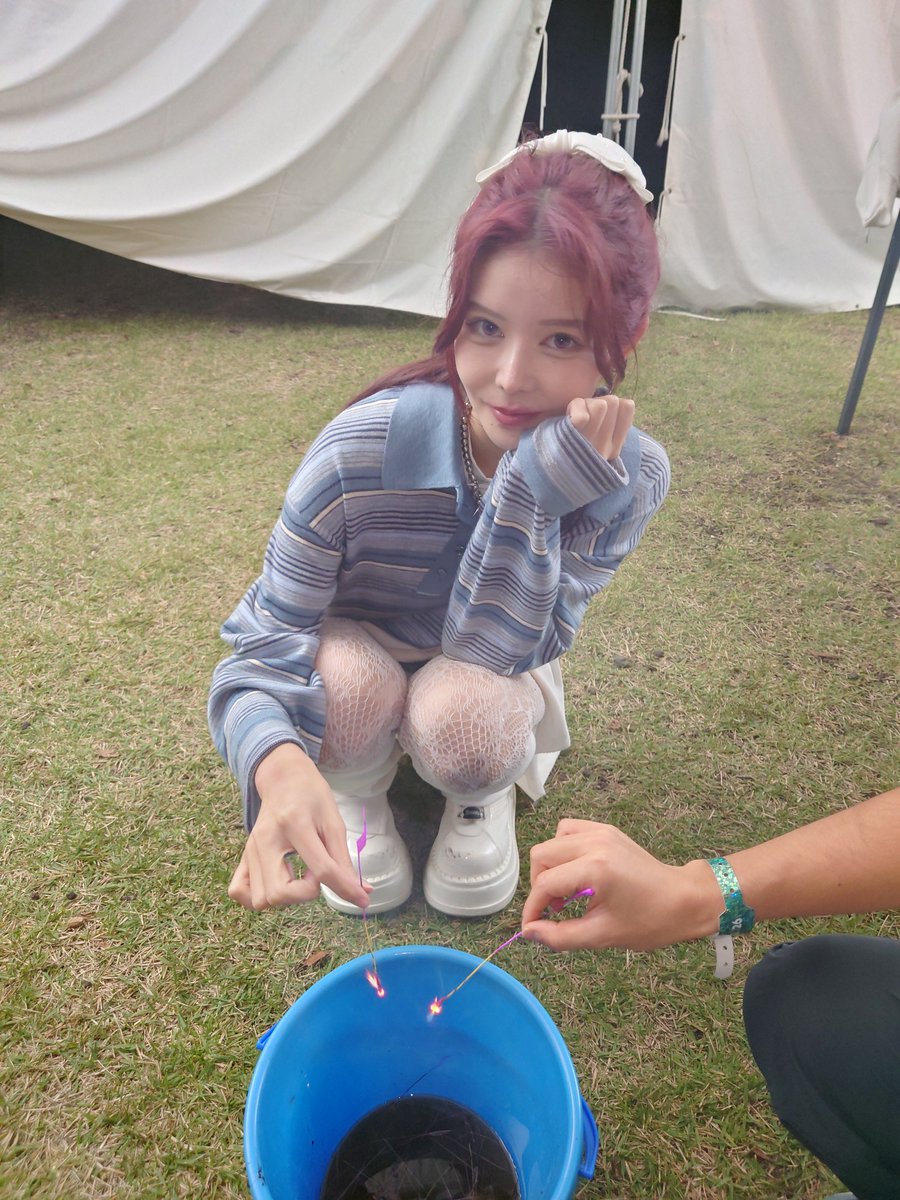 FINMIYU1006's tweet photo. 線香花火の写真、Luunaさんがめっちゃ合成されてるように見える笑
これが僕のXperiaの限界か😢
あの、本当に線香花火一緒にしたんです笑
合成ではありません笑
ま、まぁLuunaさんが神々しすぎるということで笑
＃みてみてるうたん
＃最終未来少女 https://t.co/yMiKXfooU2