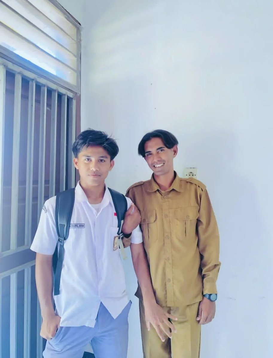 satriarafisky's tweet photo. Belum kelar kasus a day in my life.

igon_yussanggar  oknum Guru&amp;murid SMAN 1 Sanggar.

Terang2 an Posting foto mereka pasangan g4y.. ( dilingkungan sekolah &amp; berseragam lengkap)

Yang kayak gini ini dari pihak sekolah SMAN 1 sanggar atau lingkungan gak ada yang edukasi apa ya?? https://t.co/jNcV5KK9C7