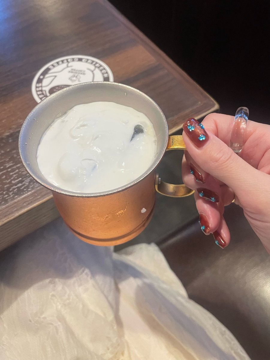 mugic__ha's tweet photo. お気に入りの本とネイル 🔖🍂☕️ https://t.co/5zgQagcKQp