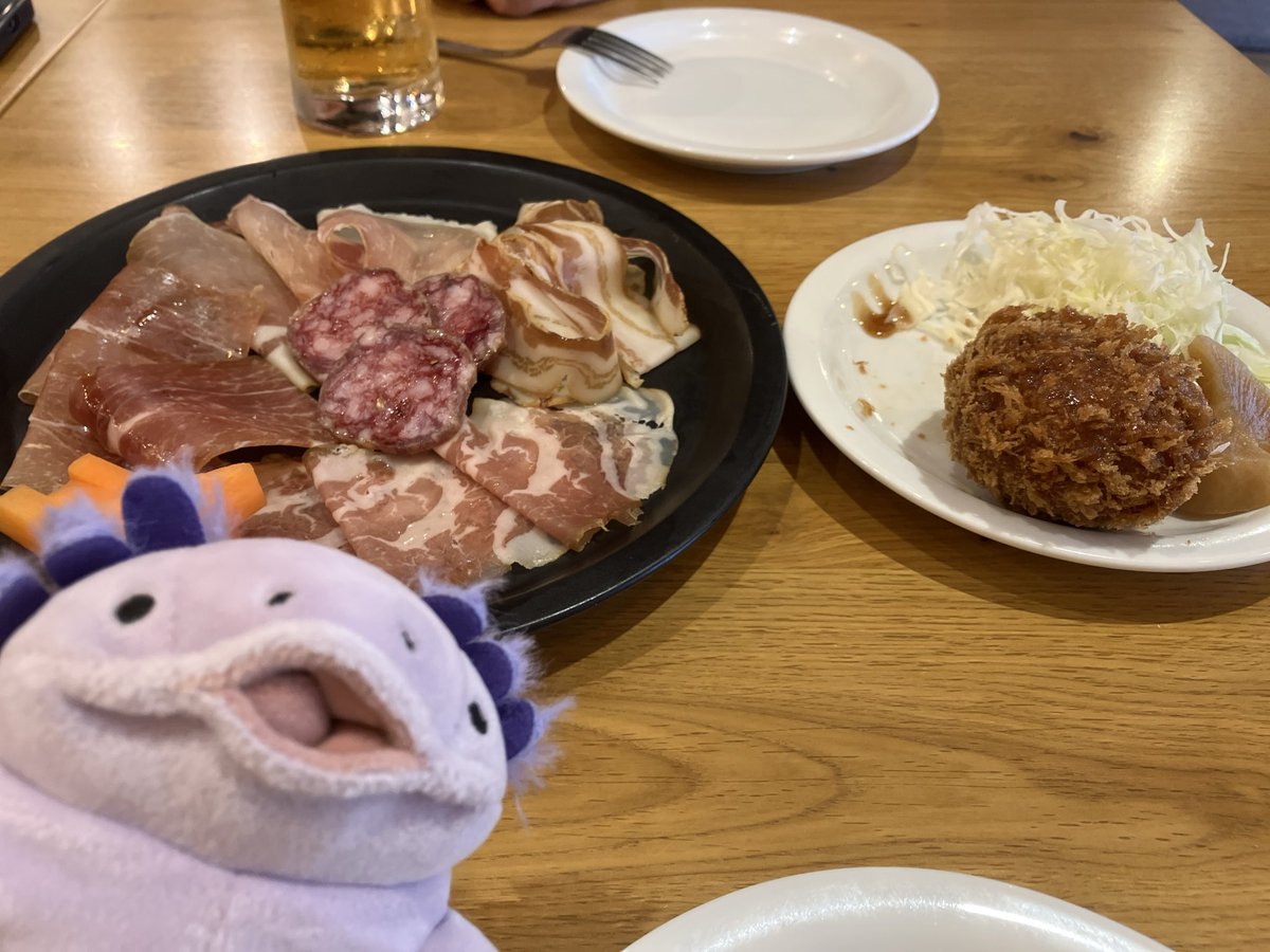 namicho73's tweet photo. 生ハムとメンチカツで休憩ウパ　#もちうぱ https://t.co/A77gFS2qEW