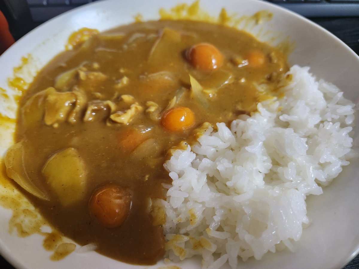 kumacchi_off's tweet photo. おかわりで２皿目

最初に食べたカレーの不満点をソースやケチャップ、つゆの素とかで味の微調整というか自分好みに味変

確実に自分好みの美味しい感じになってきた

昔は100%りんごジュースで甘みを足したりカレー粉（粉）で辛さ調整とか食べる少し前に食感用に玉ねぎを加えるとかやってたなぁ https://t.co/heYTRjdMZ3