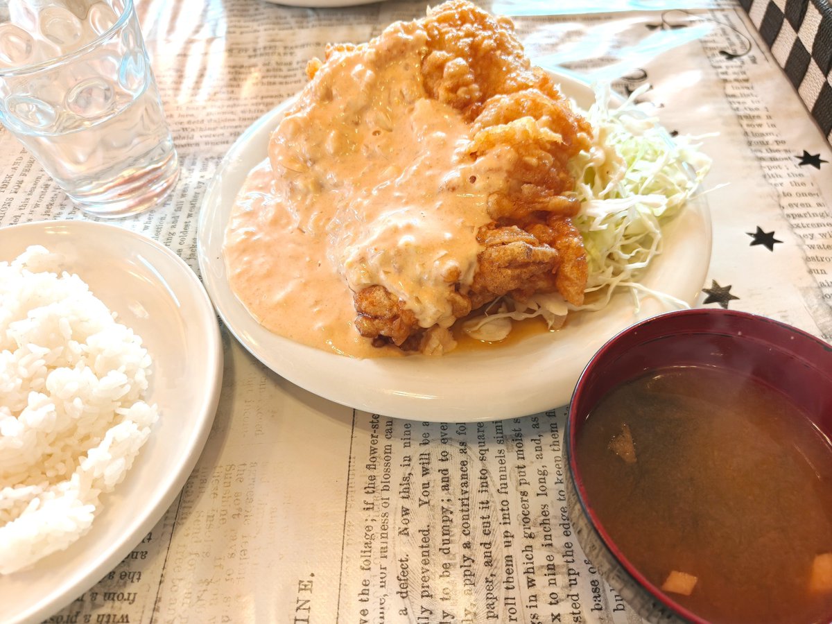 choppa55's tweet photo. [外食]kitchen縁 チキン南蛮極とチキン南蛮W
大分市富士見ヶ丘にあるお店へ母と🍽️
これは…想像以上にデカ盛り！🤯
お肉は押すとちぎれるくらい柔らか、それにカリカリの衣。外にたっぷりソースがかかっている。美味しい。
母の残りも救出しようとしたけど無理でした🫄
お持ち帰り土産できた🐔 https://t.co/bXgqp8TUE6