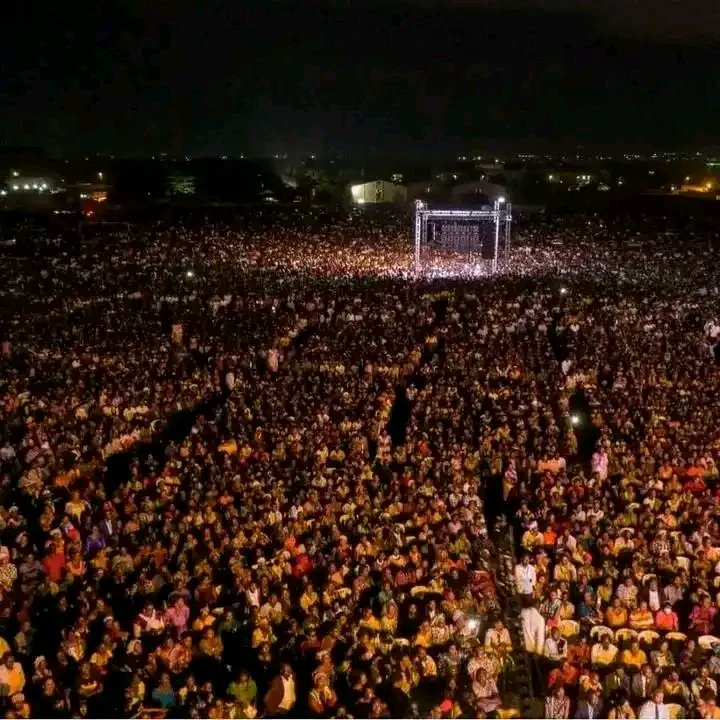 RandeeVang68's tweet photo. 200 000 people on the floor. 10% of the population of Douala in a stadium floor. If a fund will have been raised, it will have been 2 millions USD(1 billion CFA ) in 1 hour. 237, the continent. 🇨🇲
Douala, the twin of Lagos. Challenging the big, https://t.co/Gl3FlGznOL