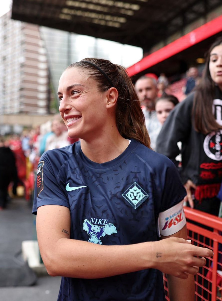 mundopelotanet's tweet photo. Por primera vez en 15 temporadas, la #UWCL se juega sin la presencia de Alexia Putellas.

La última vez que el máximo torneo de clubes de Europa se jugó sin 'La Reina' fue la 2011/2012, cuando ella tenía 16 años.

4 títulos y 2 veces MVP. 👑🇪🇸🇪🇺 https://t.co/2L05OkCSG7