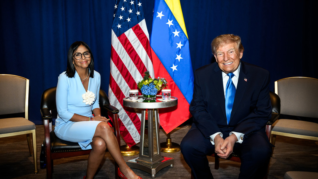 ActualidadRT's tweet photo. 🇻🇪🇺🇸FOTOS de la reunión de Delcy Rodríguez con Trump

El Gobierno interino de Venezuela difundió nuevas fotos del encuentro que sostuvieron en Nueva York su presidenta, Delcy Rodríguez, y Donald Trump, a tan solo 8 meses de la incursión armada de EE.UU. en el país sudamericano. https://t.co/p1HziwGjUw