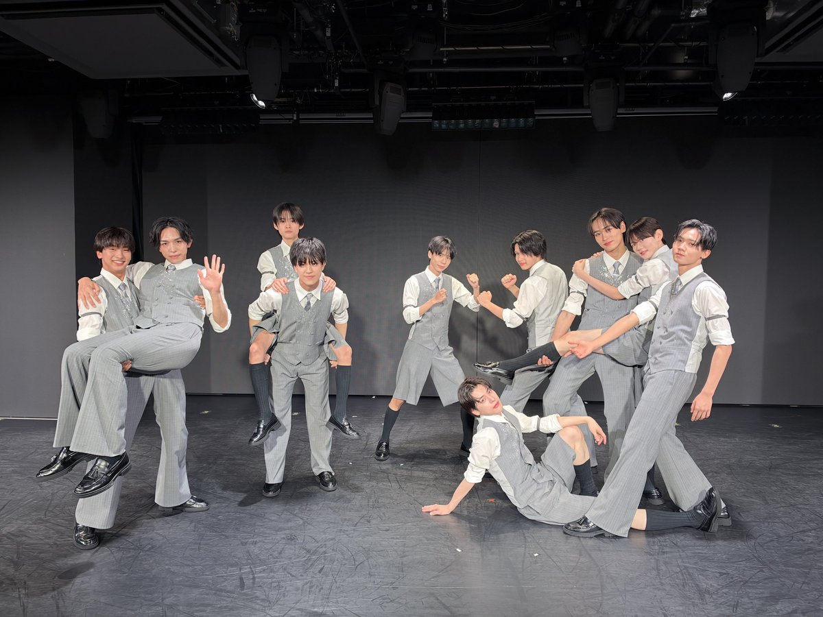 cloudten_info's tweet photo. Cloud tenの特典会ウィーク最終日もたくさんのWindsの皆さんに来ていただきありがとうございました！
皆さんの素敵な思い出になっていたら嬉しいです！✨
そして #Cloudtenとお話し会 でぜひ皆さんの感想を教えてください！

10月もまた特典会を開催予定ですので皆様のご参加楽しみにしております💫

このあとの公演は17時30分開演となっております！
本日も盛り上がっていきまし���う❤️‍🔥

#Cloudtenとお話し会
#Cloudten
#クラウドテン
#CloudtenTHEATER