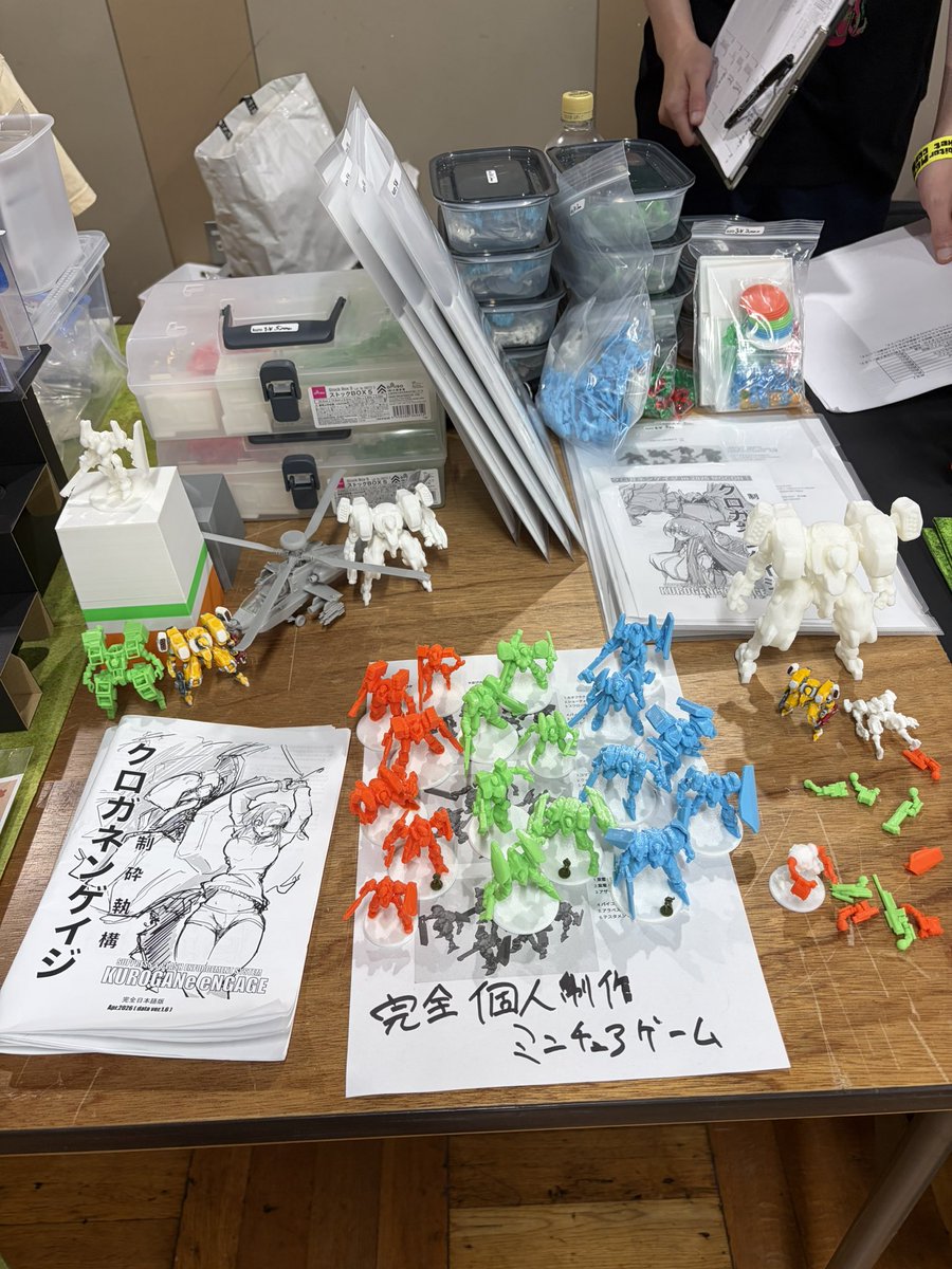 te_2_kei's tweet photo. クロガネンゲイジは「ゲーム遊びたいけどミニチュア用意する時間を捻出するの大変だな」という悩みを解消するため、未塗装のままでもそこそこ盤面映えするカラフルな樹脂での出力品を販売したりしてます。 https://t.co/fBy3i88B6G