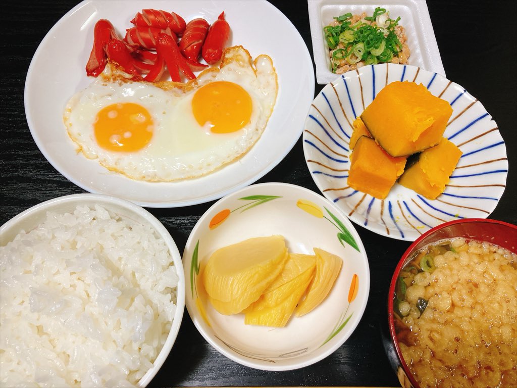 ChiffonP's tweet photo. ちょっと遅い昼飯。赤いウインナーが食べたくなったのでイオンで買ってきた。加工肉はリン酸Naや亜硝酸Naが入らない製品にしているがそんなん気にしてたらタコさんウインナーは食えんから今日は仕方ない…😋 https://t.co/JPe5LZcFdT