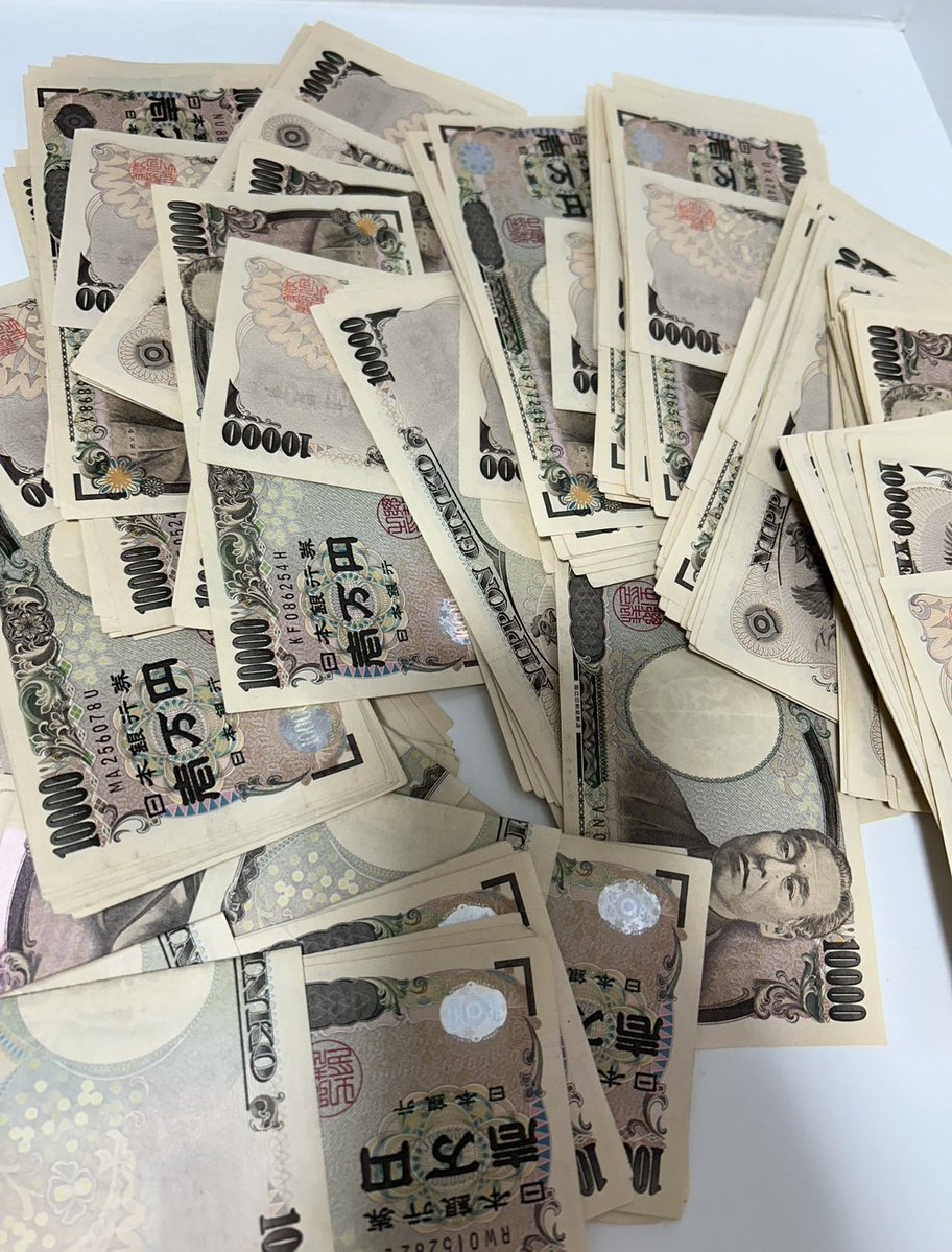 nakai141414's tweet photo. 過去に今やっているアダルト副業に本気でフルコミットしてやるために、渋谷や新宿などありとあらゆるところに行って女の子をナンパしまくり、その女の子たちから合計数百万円くらいお金を借りてかき集めていました。めちゃめちゃ最低だけど、こうしないといけない理由がありました

俺は昔、借金500万あって家賃も払えなくなってた。

住んでたのは風呂なし、トイレなし、キッチンなし。部屋っていうよりただの箱。その箱の家賃すら払えなくなって解約した。そこからホームレスになった

飯はスーパーの6個入りのパン買って1日かけて消費してたけどこの世の終わりだと思ってた。そして仕事でストレスを溜めて生活が苦しくなって、渋谷のヒカリエのベンチで横になって寝たりしてもう絶望しすぎて涙が止まらなかった。

俺はもうﾀﾋんだ方が楽になれるなとか思ってた。

そのタイミングで今やってるアダルト副業の存在を知った。

これ見た瞬間に「これは成功する」って確信があった。理由は説明できないけど副業を10個以上やってきた中で1番可能性があった。だからそのジャンルの師匠に弟子入りしようと思った。

でも借金500万あるし消費者金融からも友達からも親からも借りてる。もうどこからも借りられないし家もない。

このままだったら「金がないから無理でした」っていうしょうもない理由で終わって一生ホームレス確定する。

そんな人生で終わるのはつまらないし嫌だと思って手段は選ばず何が何でもかき集めると決めた。

だから渋谷とか新宿とかありとあらゆるところに行って女の子をナンパしまくった。1人で数百万は借りられないから何十人に声をかけた。少しずつ借りて合計で数百万。

やばいことをしてる自覚はあった。今考えても普通にヤバい。

でもあの時の俺には失うものが1個もなかった。家も金も信用も、もう全部なくなってた。プライドも一緒に捨てた。

普通の人がここまでやるかって言われたらやらないと思う。俺もホームレスになる前だったらやってない。

かき集めた数百万を全部そのまま師匠に投資した。1円も残さなかった。残す選択肢がなかった。

そこからはアダルト副業にフルコミットして言われた順番を1個も変えずにやり切った。金を借りた相手が何十人もいる状態で失敗する選択肢がなかったから。

そしたらXマネタイズ・アダルト副業完全初心者から60日で月1,013,960円。5ヶ月で月3,105,820円稼げるようになた。

そして稼げるようになって借りた女の子たち全員への返済した。あの時女の子が貸してくれた金が俺の人生を変えた。

今は借金500万も完済してサブスクだけで毎月85万が勝手に入ってくる。

金がないはただの言い訳。俺は家も飯も信用もない状態からそれでもかき集めた。

ちなみに今から始める人はここまでやる必要はない。俺が飛び込んだアダルト副業は赤字なし・在庫なし・スマホだけでやれる。

俺は順番を知らなかったからホームレスになってナンパして数百万払った。

じゃあ俺がどうやって稼いでいったのか、30日でどうやって100万稼いだのかっていうのはもう9月28日に出す記事に全部書いた。同じことをする必要は1個もない。
