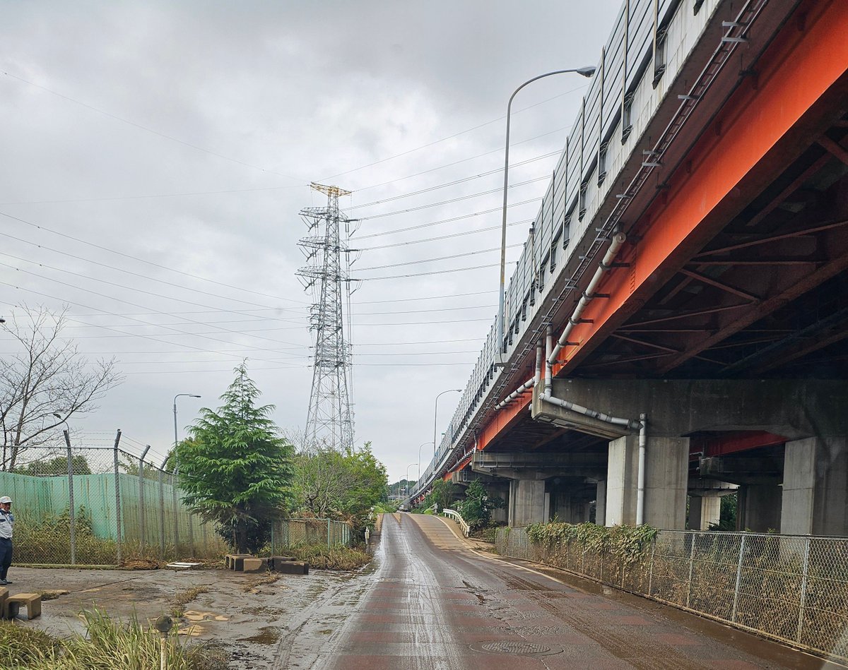 cyclesakura's tweet photo. 佐倉西高校のユーカリが丘方面からの通学路、歩道が崩れてありません。

明日から学校ですが気をつけてください。

他がけ崩れ、危険な箇所に関しては順次担当課も進めて行くので不安な方は避難をよろしくお願いいたします https://t.co/GZWKJpTUS7