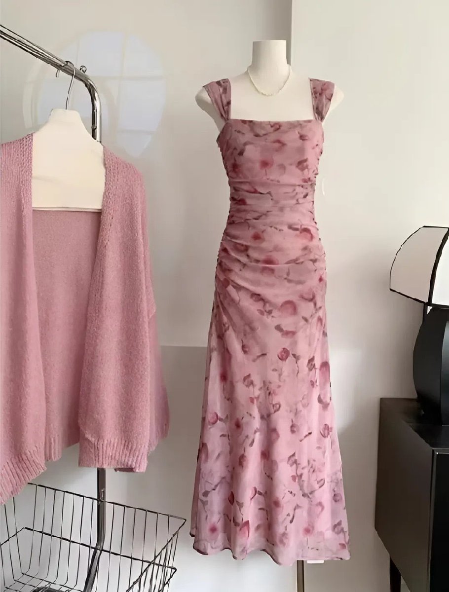 pingkymoon's tweet photo. feminine floral summer dress 

a thread https://t.co/KbCkObred7