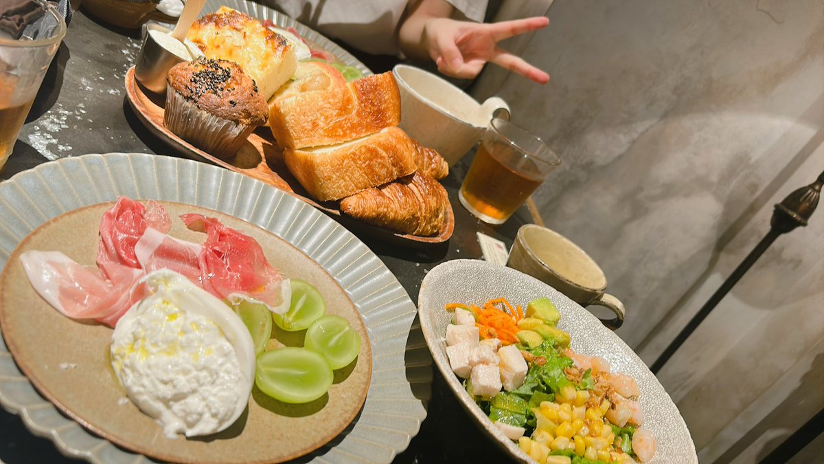mm_y_s2's tweet photo. 友達とランチしてて、あれよあれよと紅茶のおかわりをもらい
ホット8杯アイス3杯飲んでしまった、、ライブ中トイレ行きたくなったらどうしよう、、笑 https://t.co/vUGDOoJYZP