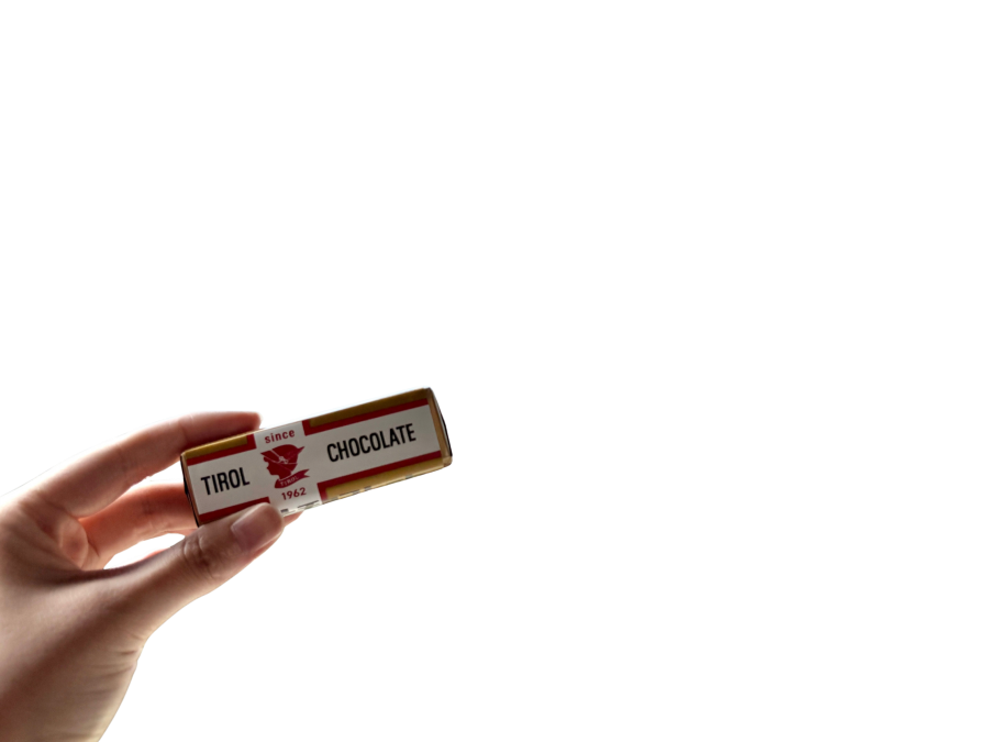 TIROL_jp's tweet photo. 復刻版チロルチョコ 透過素材🍫

チロルチョコと写真撮りたかったのに忘れてきちゃった！という時には、どうぞこちらの素材を重ねてご使用ください💁 https://t.co/c9DJYavRwH