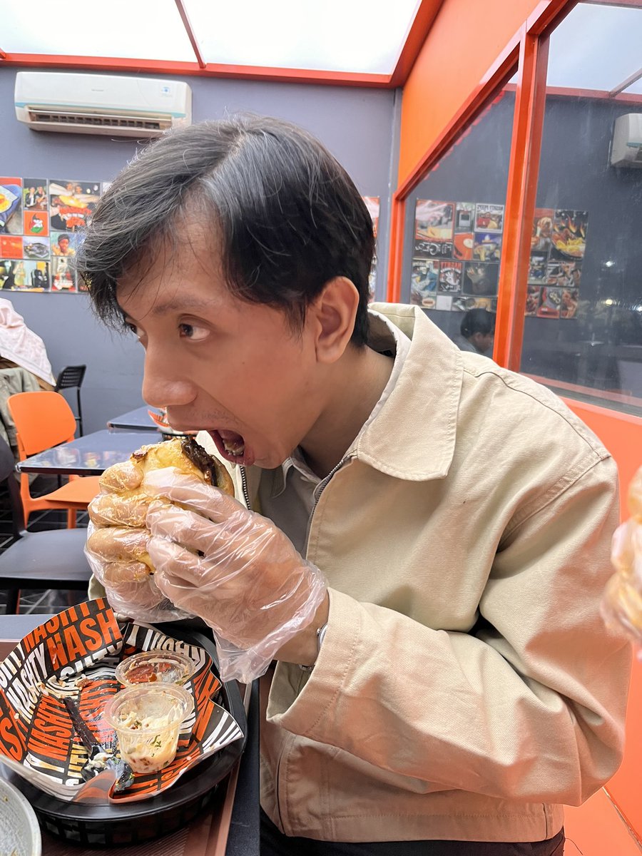 cataIysst's tweet photo. Yes yes berikut adalah kumpulan foto pacarku ysng sebetulnya lelah tapi masih menyempatkan untuk ngedate sama aku. Entah itu cuma sekedar makan aja ataupun ke cafe lucu  hehe https://t.co/l54U68jxCC