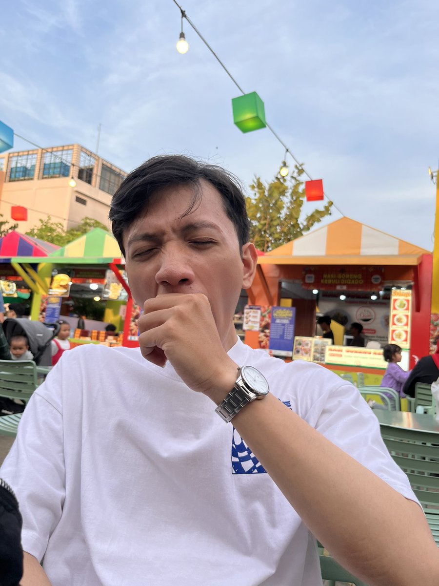 cataIysst's tweet photo. Yes yes berikut adalah kumpulan foto pacarku ysng sebetulnya lelah tapi masih menyempatkan untuk ngedate sama aku. Entah itu cuma sekedar makan aja ataupun ke cafe lucu  hehe https://t.co/l54U68jxCC