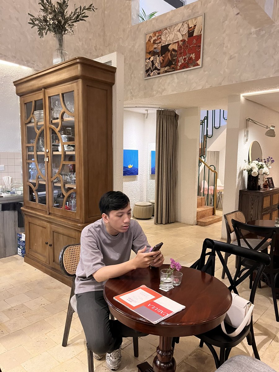 cataIysst's tweet photo. Yes yes berikut adalah kumpulan foto pacarku ysng sebetulnya lelah tapi masih menyempatkan untuk ngedate sama aku. Entah itu cuma sekedar makan aja ataupun ke cafe lucu  hehe https://t.co/l54U68jxCC