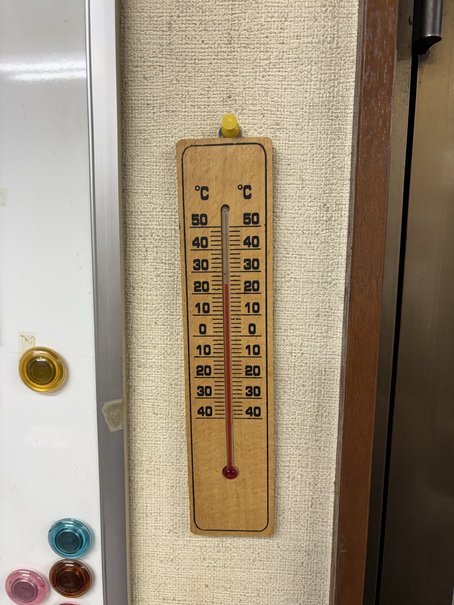 yamatoousho's tweet photo. 今日は外は肌寒いですね。
やまと王将の室内は、だいたい24度を保つように調整しています。
今日は少し窓を開けて、エアコンは無しで大丈夫ですね。 https://t.co/5a7bEsyp4V