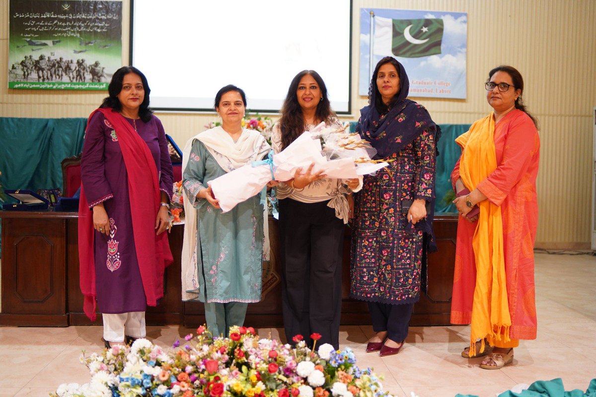 MadihaHaneef1's tweet photo. It was a profound honor to present my second anthology of prose and poetry, "Somewhere Nowhere,"  
Cheers to fostering new voices
#PoetryWorkshop #SomewhereNowhere #MadihaArsalan #GovtGraduateCollegeForWomenSamanabad #Lahore #LiteraryEvents #PoetryCommunity #PakistaniLiterature https://t.co/IT7T6uIcHr