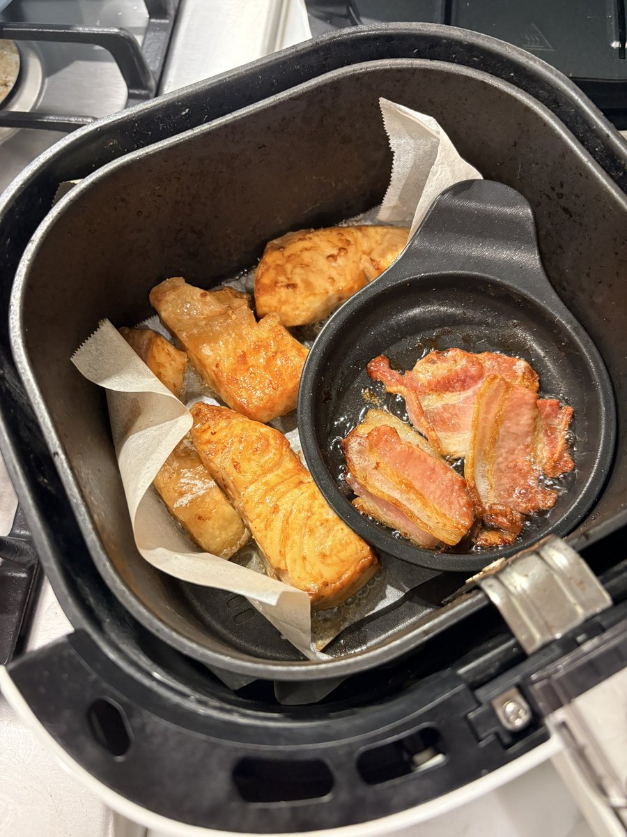 mionotoko's tweet photo. 妊婦になってからつわりを超え身重な臨月を過ごしてて思うけど、フライヤーとかオーブンとかトースターとか火を使わない料理が神…

もう1品に卵とチーズと野菜でキッシュ
お弁当に朝ささっとチキンと🥦焼く
鮭とベーコンをセットするだけ…

夏でも身体が辛い時でも放置で簡単に作れた…
ありがとう… https://t.co/ILzXCn7OQ5