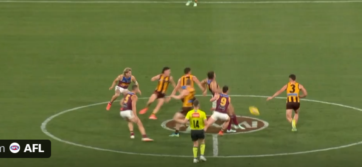 WashyyTime's tweet photo. @takewh0 Good to see Lachie had learnt nothing and was neither with an opponent or defending goal side. Ball bounces other way we lose. Christ. https://t.co/SihpmnnBo5
