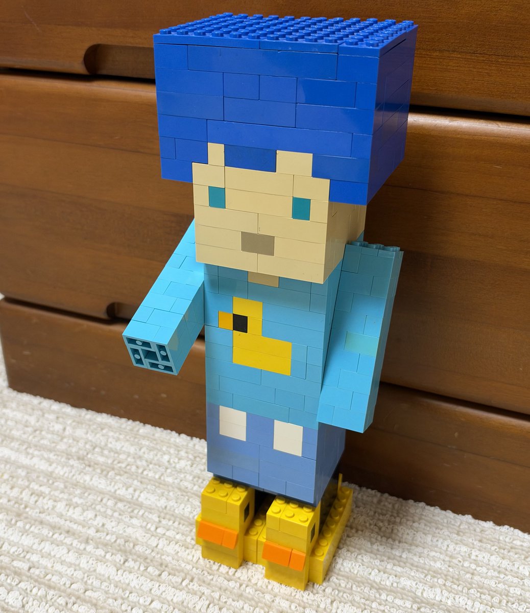 TK7239's tweet photo. Adoさんのマイクラ配信に登場していたスキン「imoboyimogirl」をレゴブロックで再現してみました🧱

製作時間:約3時間

お客さまーー！

#レゴ　#Ado #マイクラ https://t.co/cgnDU1AcLj