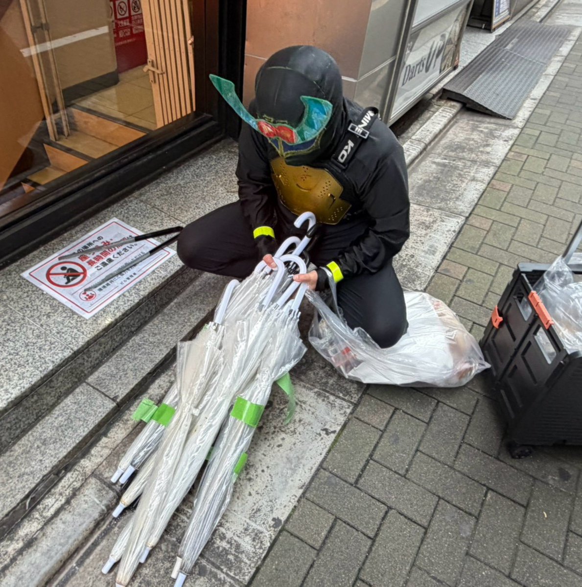 iijNWqUQ7i41630's tweet photo. シルバーウィーク最終日の渋谷ゴミ拾い。

連休中は雨が多くてゴミが少ないことを期待したが、そんな考えは甘いと思わされる惨状でした。

寧ろ清掃業者やボランティアが動きにくい分、路上飲酒や路上喫煙の連日のゴミが溜まってたかのようなゴミ山だらけ。

大量の傘のゴミも合わさり、更に悲惨。

限界まで広まったゴミの量に加え、終盤は雨にも降られる脅威の連続。

ゴミ捨て場までの運搬は、回収した傘を差して凌ぎました。
まだ使えるのに勿体ない、、、

ポイ捨て過料導入によってポイ捨てが減ったという声もありますが、街に捨てられてるゴミの量や惨状は変わらず、公共ゴミ箱増設などの更なる対策が不可欠です。

#リアルライフヒーロー 
#RLSH