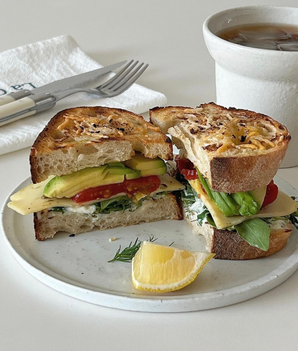 AlbinaBlatjzyl's tweet photo. Un sándwich de aguacate con tomate y un café caliente, momento perfecto para la merienda! https://t.co/OzAvWoh8NY