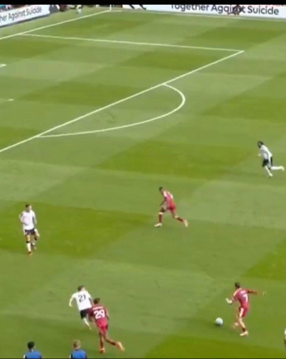 FruitpunchL's tweet photo. No need for 20 from last season explain why he couldn't complete this pass killy.... 100m and passes off the pitch from here https://t.co/ENq54KO4iQ