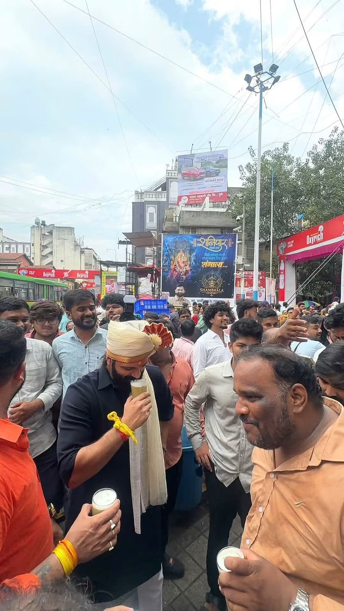 rajbhakt16's tweet photo. मनसे नेते अमित ठाकरे ह्यांचे पुण्यावर विशेष प्रेम दिसतेय! 

दोन दिवसांत ४५ गणेश मंडळांना आणि कार्यकर्ते ह्यांच्या घरी जाऊन २२ तास ते पुण्याच्या रस्तावर विविध भागात पोहचले. कार्यकर्ते ह्यांना भेटले, सामान्य माणसाला भेटले.

एकंदरीत पुण्यात गुन्हा दाखल झाल्यावर ते अधिकच पेटले. 🔥🔥 https://t.co/zZ4JB0dQU6