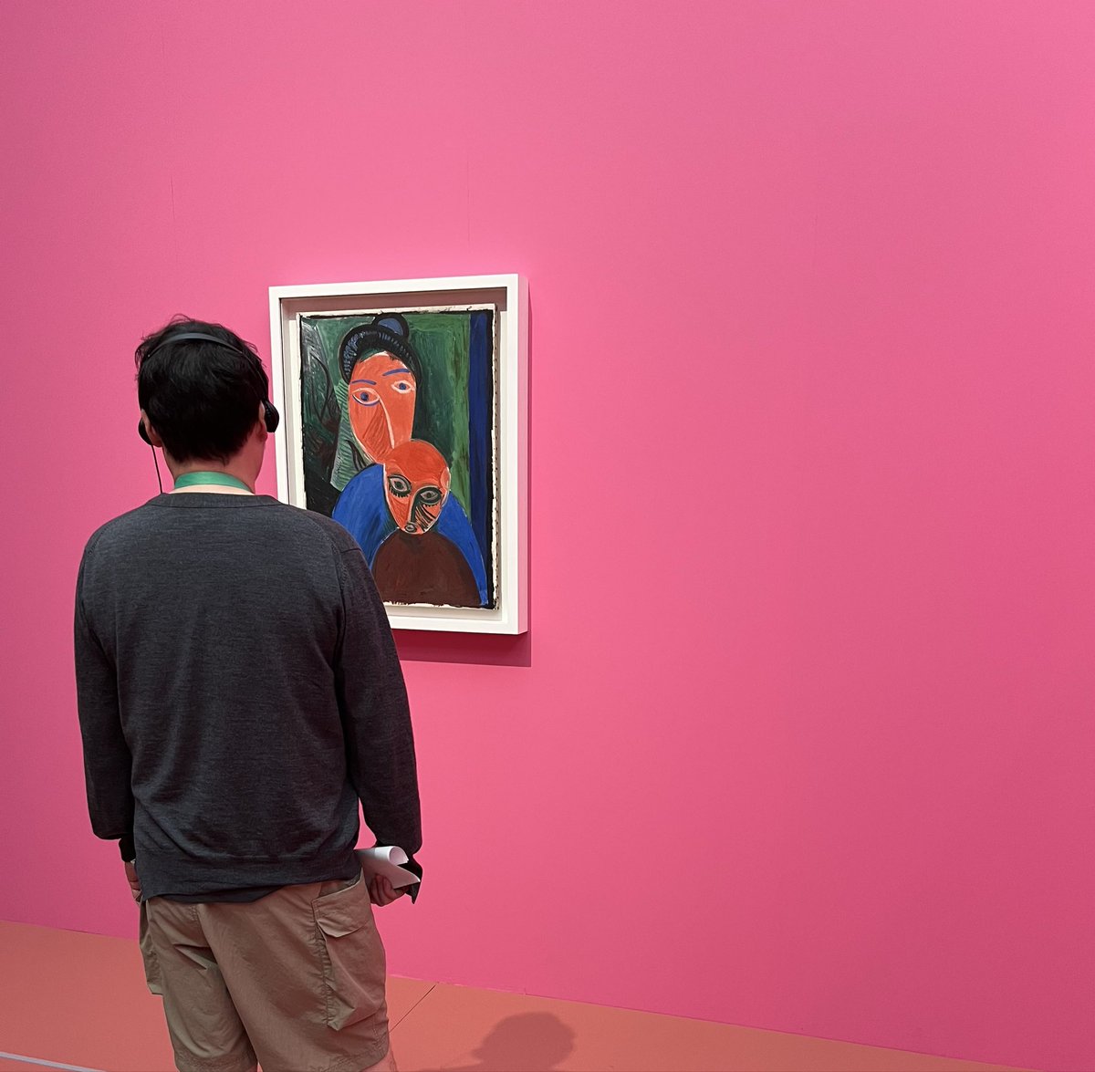 hiroyuki_fr's tweet photo. 「ルーヴル美術館展 ルネサンス」を観てからお昼を挟んで、同日の夕方に滑り込みで会期終了間際の「ピカソmeetsポール・スミス」展覧会に行けた。ピカソ展に足を運ぶといつも強烈なエネルギーをもらって帰るのだが、今回はデザイナーのポール・スミスとのコラボ展示だからか、いつもとは大分違った高揚感で展覧会を後にした。ピカソ作品はもちろんのこと、展覧会そのものが、大胆、自由、エネルギッシュで、色彩豊か、そして何より若い。ピカソの作品群をまた別の角度から体感出来た。展示の仕方や、鑑賞する場所・環境は本当に大事。同じ作品もまるで違って見える。これは《美しきフェロニエール》然りである。

#国立新美術館 #ピカソmeetsポールスミス