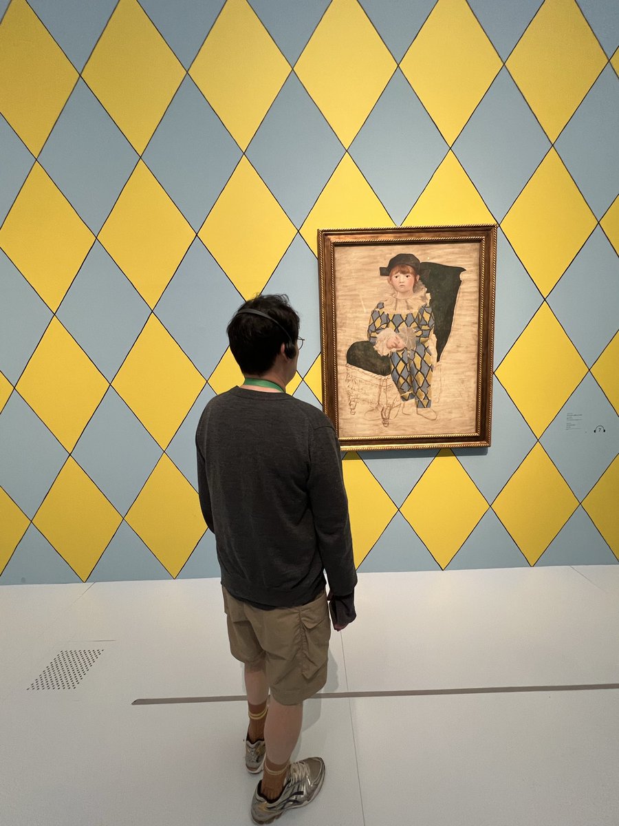 hiroyuki_fr's tweet photo. 「ルーヴル美術館展 ルネサンス」を観てからお昼を挟んで、同日の夕方に滑り込みで会期終了間際の「ピカソmeetsポール・スミス」展覧会に行けた。ピカソ展に足を運ぶといつも強烈なエネルギーをもらって帰るのだが、今回はデザイナーのポール・スミスとのコラボ展示だからか、いつもとは大分違った高揚感で展覧会を後にした。ピカソ作品はもちろんのこと、展覧会そのものが、大胆、自由、エネルギッシュで、色彩豊か、そして何より若い。ピカソの作品群をまた別の角度から体感出来た。展示の仕方や、鑑賞する場所・環境は本当に大事。同じ作品もまるで違って見える。これは《美しきフェロニエール》然りである。

#国立新美術館 #ピカソmeetsポールスミス