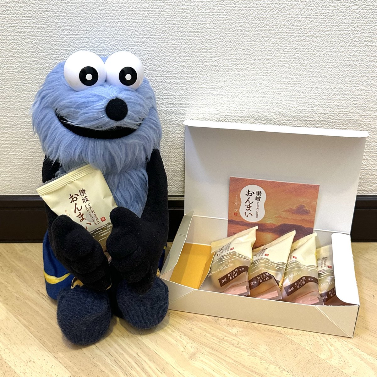 same32_hamisun's tweet photo. 今日のおやつは、讃岐おんまいだ〜🩵
おじいちゃんとノンノンと一緒に食べるよ🩵 https://t.co/BAoHW4iwB6