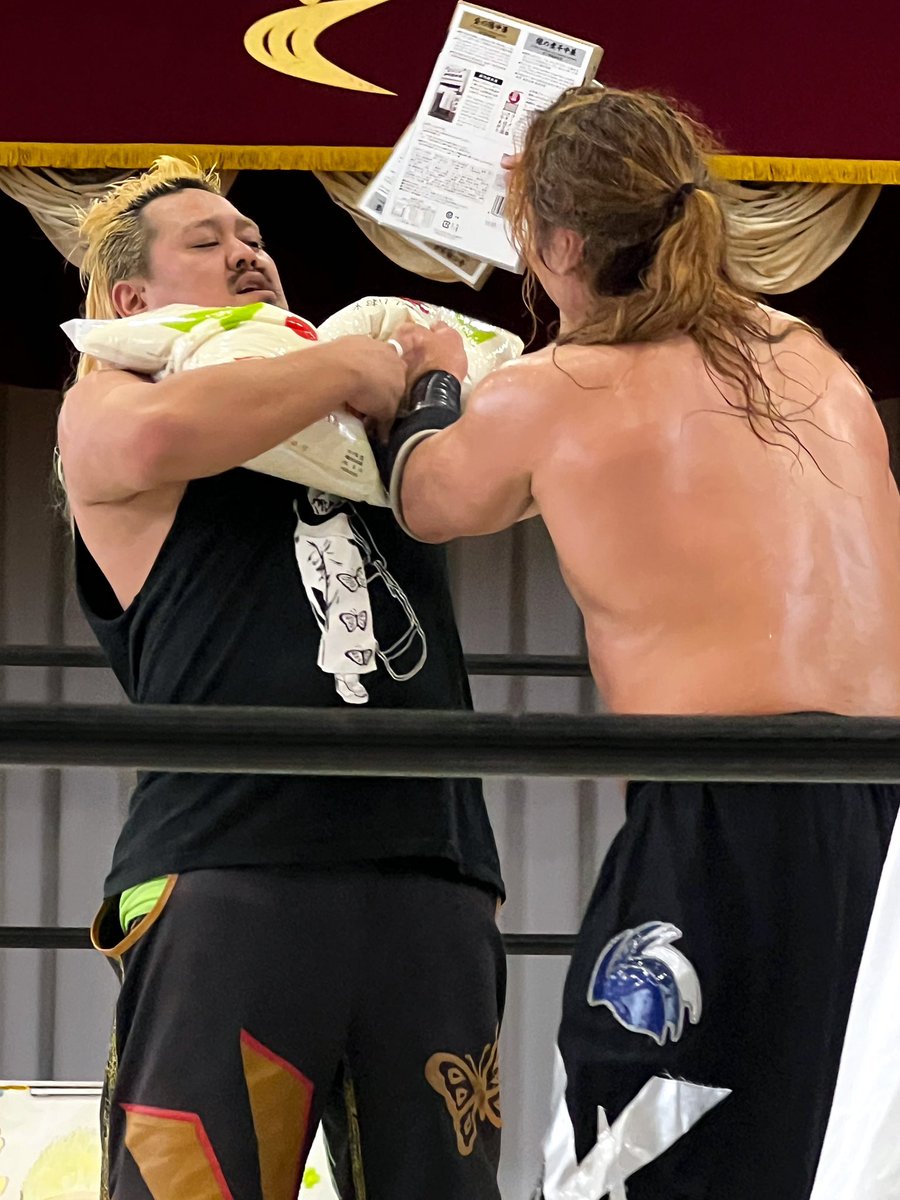 kamesanyama's tweet photo. 勝利者賞のお米と鶏中華を真霜さんと越中さんの分まで持たされてあわあわする最上さん可愛すぎた🥹
その後、一旦置いていい?って言って足元にバサっと置いたんだけど、それを綺麗に並べ直してあげる本田さんと真霜さんお優しいねぇ🥹🥹🥹
#MJ2 #2AW
#最上九戸沢村凱旋大会2026 https://t.co/jiqWKSyJre