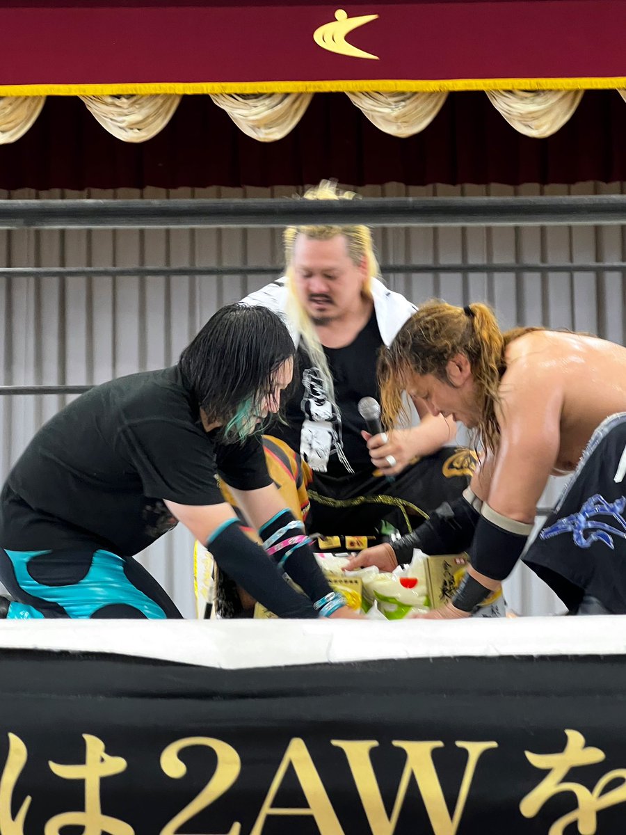 kamesanyama's tweet photo. 勝利者賞のお米と鶏中華を真霜さんと越中さんの分まで持たされてあわあわする最上さん可愛すぎた🥹
その後、一旦置いていい?って言って足元にバサっと置いたんだけど、それを綺麗に並べ直してあげる本田さんと真霜さんお優しいねぇ🥹🥹🥹
#MJ2 #2AW
#最上九戸沢村凱旋大会2026 https://t.co/jiqWKSyJre