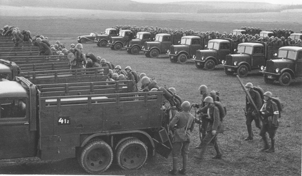 MilanMikulecky's tweet photo. Před 88 lety vyhlásila československá vláda pod tlakem událostí a vlastní armády všeobecnou mobilizaci. V řadách 1,1 milionu mužů připravených bránit republiku byl i můj dědeček.
Vždy budu mít v paměti jeho vyprávění o nadšení a síle, které cítil z mužů, kteří tehdy sloužili pod jeho velením. Češi byli připraveni bojovat i umírat za svou zemi.
Nenechte si otravovat duši kecy kolaborantů. Buďme hrdí na své předky a svou zemi.