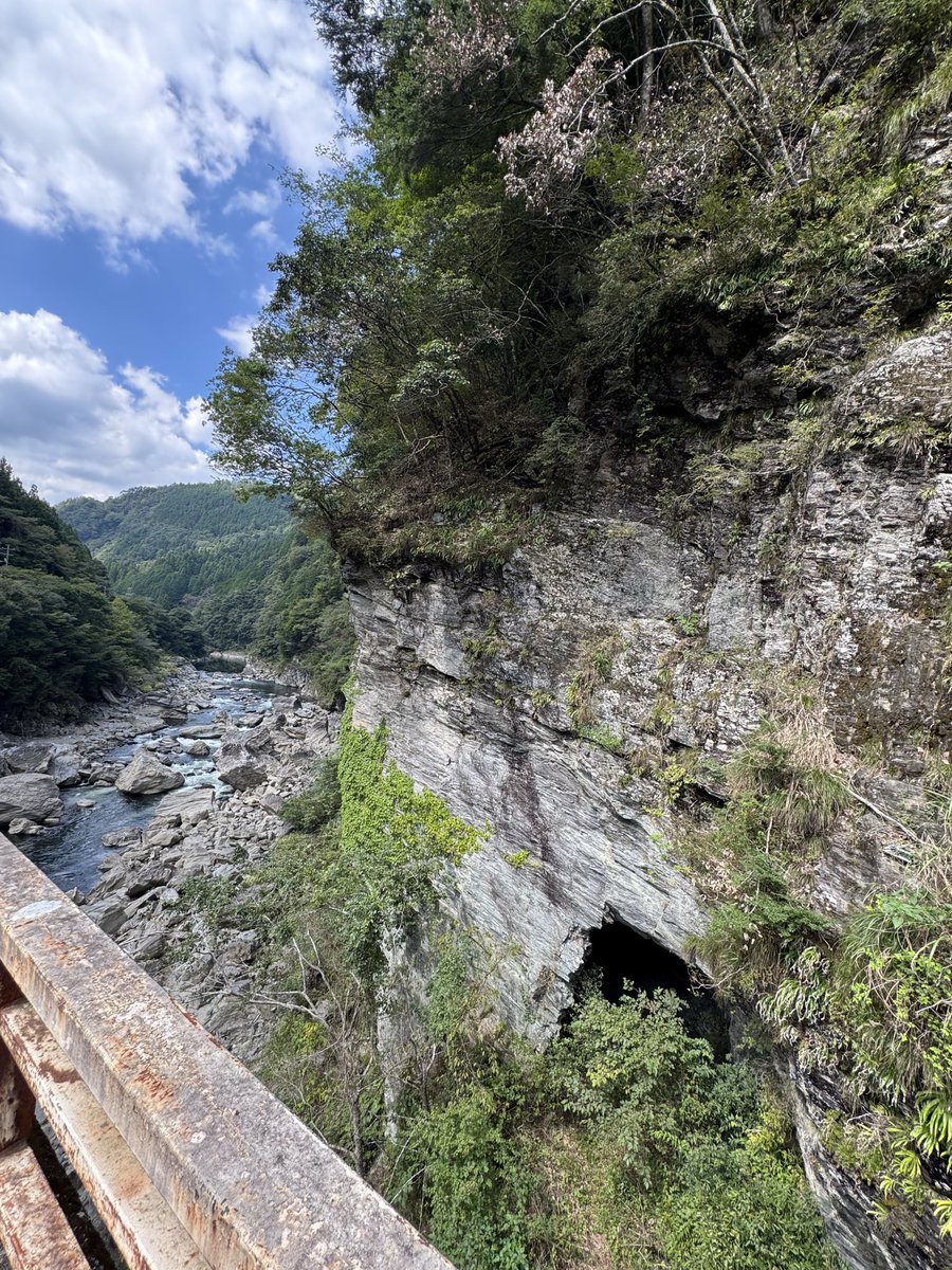 koriame_ongr's tweet photo. 通るたびに気になってる謎のトンネル(ダム建設関連？) https://t.co/va1LxJcb3E