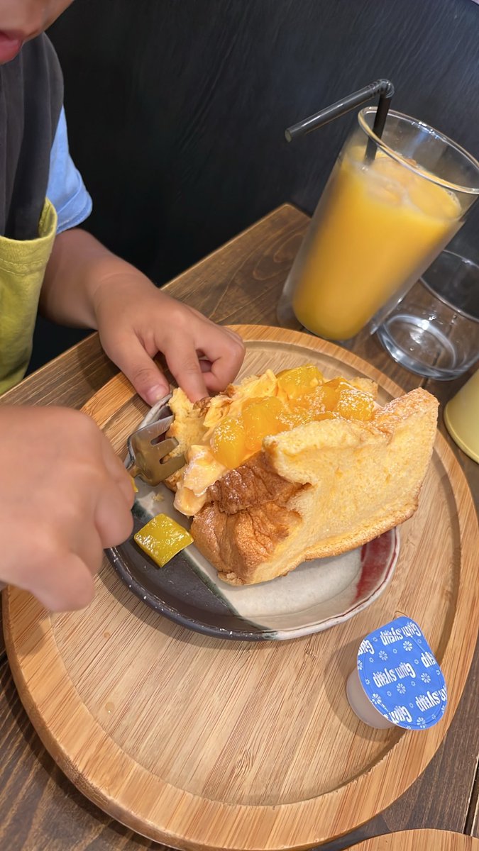 codamadesuka's tweet photo. ぴらにやカフェで、息子が初めてマンゴーとシフォン食べてお���しいと言っています。
念願叶ったな！すごいボリューム。 https://t.co/QLuxUtDAoz