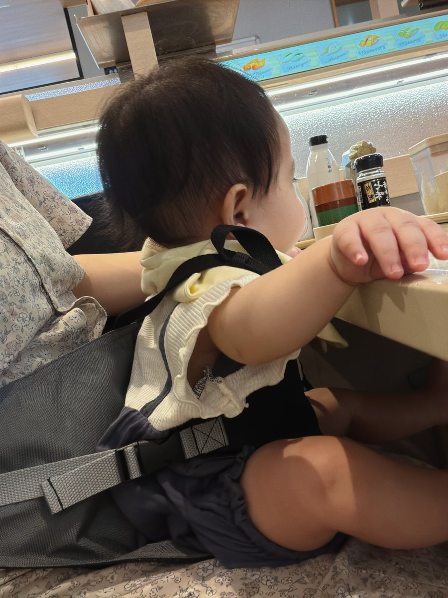 pi_hapi_pi's tweet photo. 西松屋で買ったチェアベルトがすごくいい！私は抱っこで使ってる！

これ買ってから外食が両手で食べられるようになった🥹✨
食べ物に手を出すようになってきたから、口元までお皿を持っていって食べる必要が出てきたので、本当に助かってる🙏✨
お寿司もインドカレー(ナン)も楽々食べられたー！✨ https://t.co/ttPhav0xek