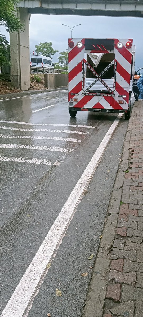 rmzn_ozr's tweet photo. Bu araçla geldiler amirleri supururken iki resim çekti sonra bu şekilde silip süpürüp❗ gittiler,🤔 
O değil de bari önünüzdeki çöpleri supurseydiniz
@IBBcozummerkezi
@4444154 @istTakipte @istanbulbld 
@TuzlaBelediyesi https://t.co/zXX16VYxBZ