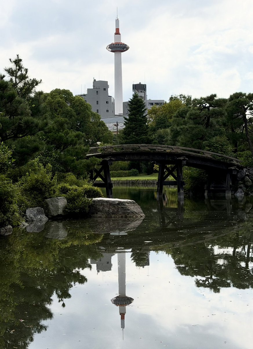madamadamatu's tweet photo. 東本願寺のお庭から
京都タワー🗼
＃京都タワー https://t.co/NmzH6Jo63D